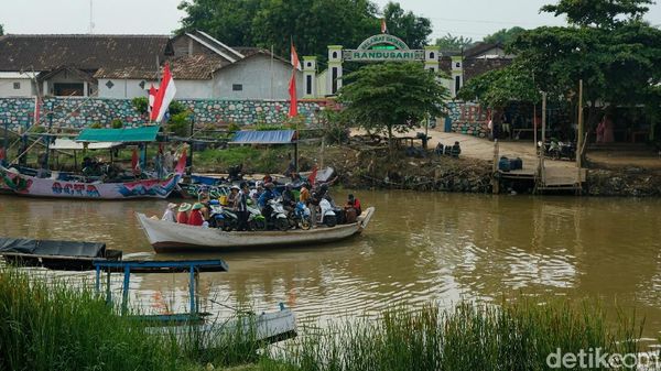 Tak Ada Jembatan, Getek pun Jadi Alat Menyeberang Warga Kendal