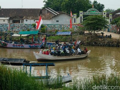 Tak Ada Jembatan, Getek pun Jadi Alat Menyeberang Warga Kendal