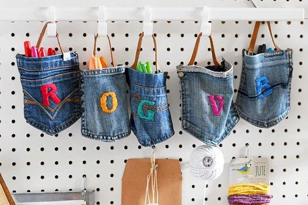 Hanging pocket organizer yang cantik dan kreatif ini bisa kamu gunakan untuk menyimpan organizer, seperti pensil, pulpen, gunting, penggaris, bahkan alat rias.