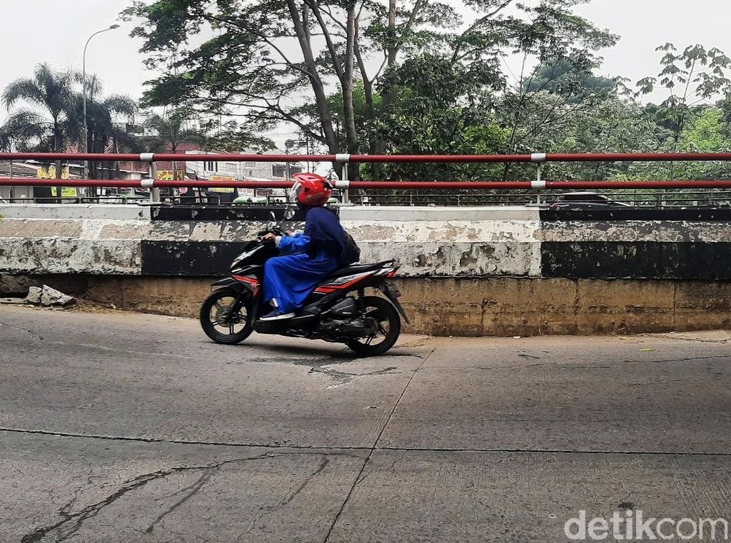Hati-hati! Jalan Sholeh Iskandar Kota Bogor Amblas
