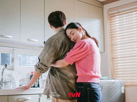 Shin Min Ah dan Kim Seon Ho