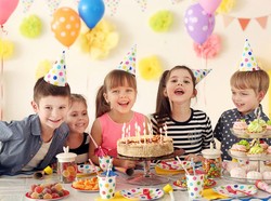 Ini Fakta Tradisi Tiup Lilin dan Potong Kue Ulang Tahun yang Populer di Dunia