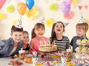 Ini Fakta Tradisi Tiup Lilin dan Potong Kue Ulang Tahun yang Populer di Dunia Ini Fakta Tradisi Tiup Lilin dan Potong Kue Ulang Tahun yang Populer di Dunia