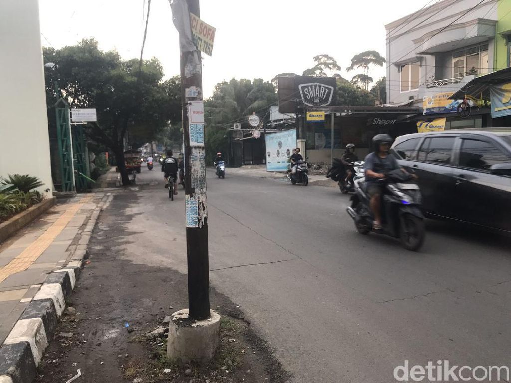 Masih 5 Tiang Makan Jalan Belum Dicabut di Jl WR Supratman, Ciputat