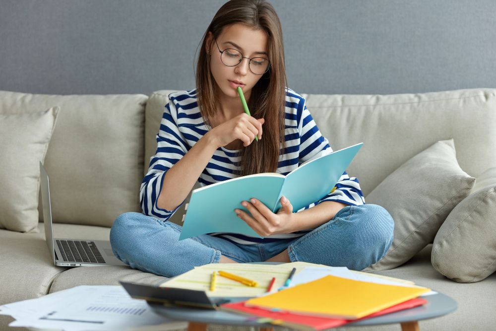 Perempuan kelahiran Oktober juga dikaruniai kemampuan berpikir yang sangat cerdas.