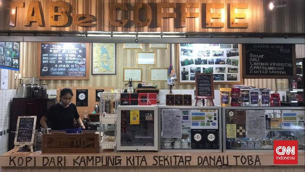 Mantan pegawai senior KPK, Hotman Tambunan, mencoba aktif dalam usaha kopi usai dipecat Firli Bahuri Cs. TABe Coffee yang berlokasi di lantai basement Blok J 077, Kuliner Toba, Blok M Square, Jakarta Selatan kini menjadi 'kantor' barunya. CNN Indonesia/Ryan Hadi Suhendra