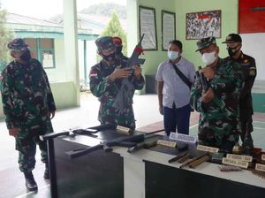Terpukau Pembangunan Papua-Pembukaan PON, KKB Serahkan 6 Senpi ke TNI
