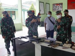 Terpukau Pembangunan Papua-Pembukaan PON, KKB Serahkan 6 Senpi ke TNI