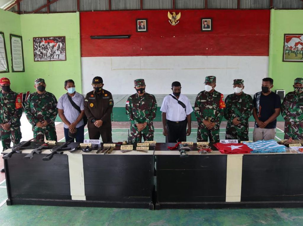 Momen KKB Serahkan 6 Senpi Usai Terpukau Pembukaan PON Momen KKB Serahkan 6 Senpi Usai Terpukau Pembukaan PON