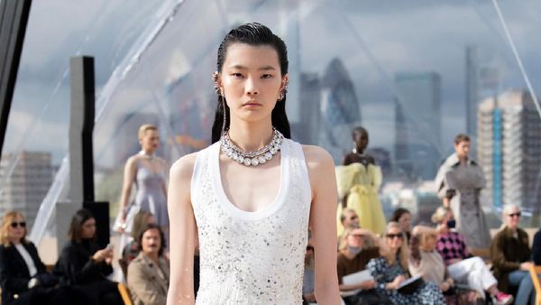 10 Koleksi Terbaru Alexander McQueen Spring/Summer 2022
