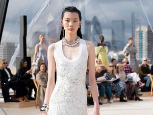10 Koleksi Terbaru Alexander McQueen Spring/Summer 2022