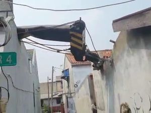 Musibah di Depok Saat Crane Mendadak Timpa Rumah Musibah di Depok Saat Crane Mendadak Timpa Rumah