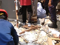 Saksi Sebut Seorang Korban Tertimpa Crane Sedang Zoom Sekolah Online