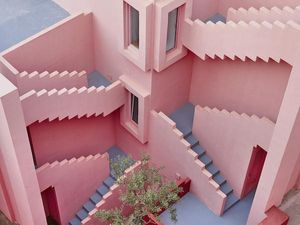 Melihat La Muralla Roja, Apartemen Squid Game di Spanyol