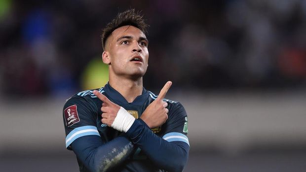 BUENOS AIRES, ARGENTINA - OCTOBER 14: Lautaro Martinez of Argentina celebrates after scoring the first goal of his team during a match between Argentina and Peru as part of South American Qualifiers for Qatar 2022 at Estadio Monumental Antonio Vespucio Liberti on October 14, 2021 in Buenos Aires, Argentina. (Photo by Marcelo Endelli/Getty Images)