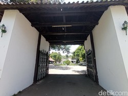 Lawang Gledegan, Gerbang Utama-Akses Kereta Pusaka Sultan Kasepuhan Cirebon
