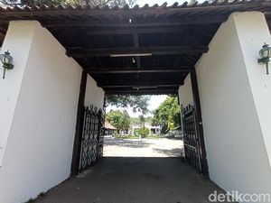 Lawang Gledegan, Gerbang Utama-Akses Kereta Pusaka Sultan Kasepuhan Cirebon Lawang Gledegan, Gerbang Utama-Akses Kereta Pusaka Sultan Kasepuhan Cirebon
