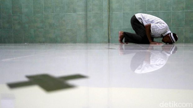 Barisan sepeda kayuh tua terlihat sejak pagi hingga sore hari, di sisi depan stasiun Jakarta Kota. Mereka sudah mangkal sejak puluhan tahun lalu. Salah satunya sosok Tamrin (51) berprofesi sebagai tukang ojeg sepeda tua di kawasan Stasiun Jakarta Kota selama 21 tahun.