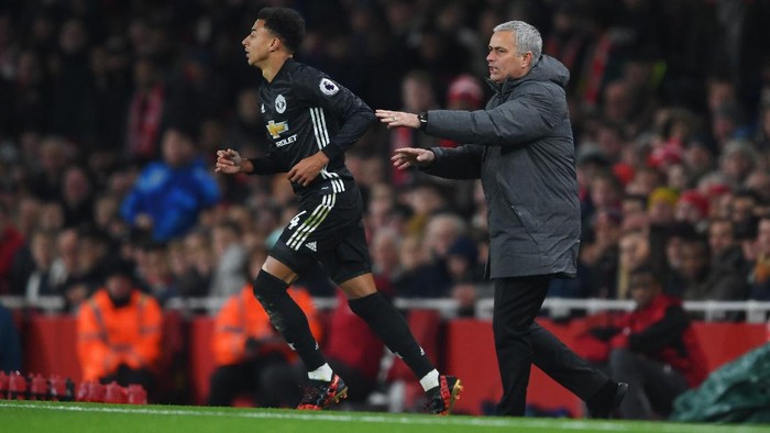 LONDON, ENGLAND - DECEMBER 02: Jose Mourinho, Manager of Manchester United speaks to Jesse Lingard of Manchester United during the Premier League match between Arsenal and Manchester United at Emirates Stadium on December 2, 2017 in London, England.  (Photo by Laurence Griffiths/Getty Images)