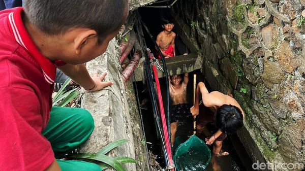 Nekat, Anak-anak Cari Ikan di Selokan Penuh Kabel Optik