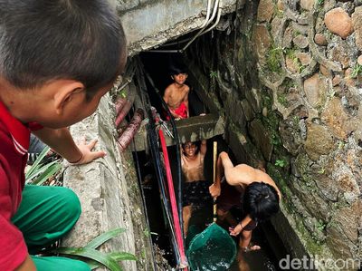 Nekat, Anak-anak Cari Ikan di Selokan Penuh Kabel Optik