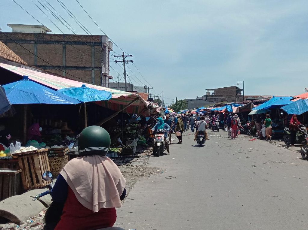Makan Badan Jalan, PKL di Pasar Lokasi Pedagang Dipukul Preman Ditertibkan Makan Badan Jalan, PKL di Pasar Lokasi Pedagang Dipukul Preman Ditertibkan