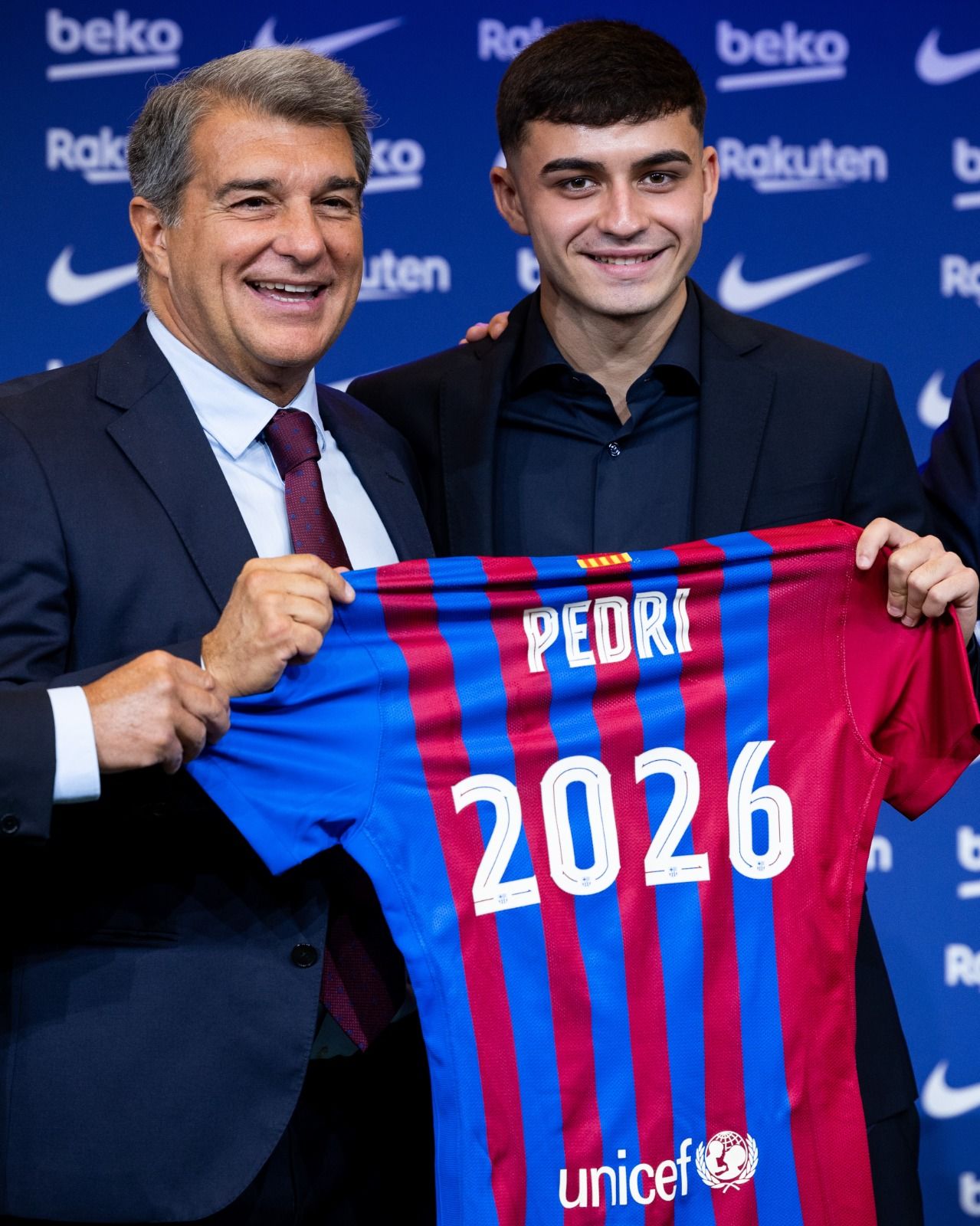 Pedri bersama Presiden Barcelona, Joan Laporta, saat meneken kontrak baru berdurasi lima tahun di Camp Nou, Jumat 15 Oktober 2021.