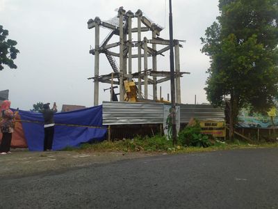 Potret Tower PDAM yang Hendak Dirubuhkan Berujung Crane Timpa Rumah