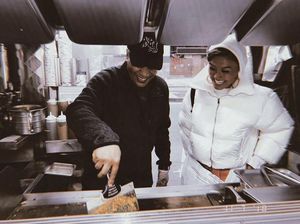 Pose Agnez Mo yang Masuk Nominasi Wanita Tercantik di Dunia Saat Kulineran