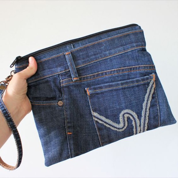 Pouch dari celana jeans bekas ini bisa kamu gunakan untuk menyimpan benda kecil, dan peralatan kosmetik.