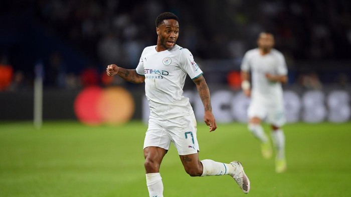 PARIS, FRANCE - SEPTEMBER 28: Raheem Sterling of Manchester City runs with the ball during the UEFA Champions League group A match between Paris Saint-Germain and Manchester City at Parc des Princes on September 28, 2021 in Paris, France. (Photo by Matthias Hangst/Getty Images)