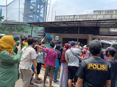 Potret Rumah Tertimpa Crane di Depok, Ada Bocah Tertimbun
