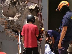 Crane Roboh Timpa Rumah di Depok, Ada Bocah Tertimpa Reruntuhan