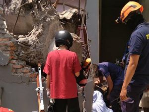 Crane Roboh Timpa Rumah di Depok, Ada Bocah Tertimpa Reruntuhan Crane Roboh Timpa Rumah di Depok, Ada Bocah Tertimpa Reruntuhan