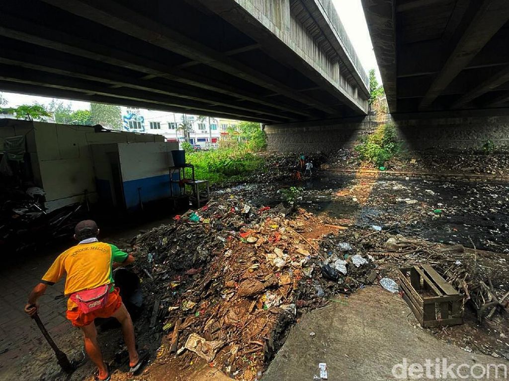 Sampah Menumpuk di Sungai Kolong Tol JORR Jati Warna Dibersihkan