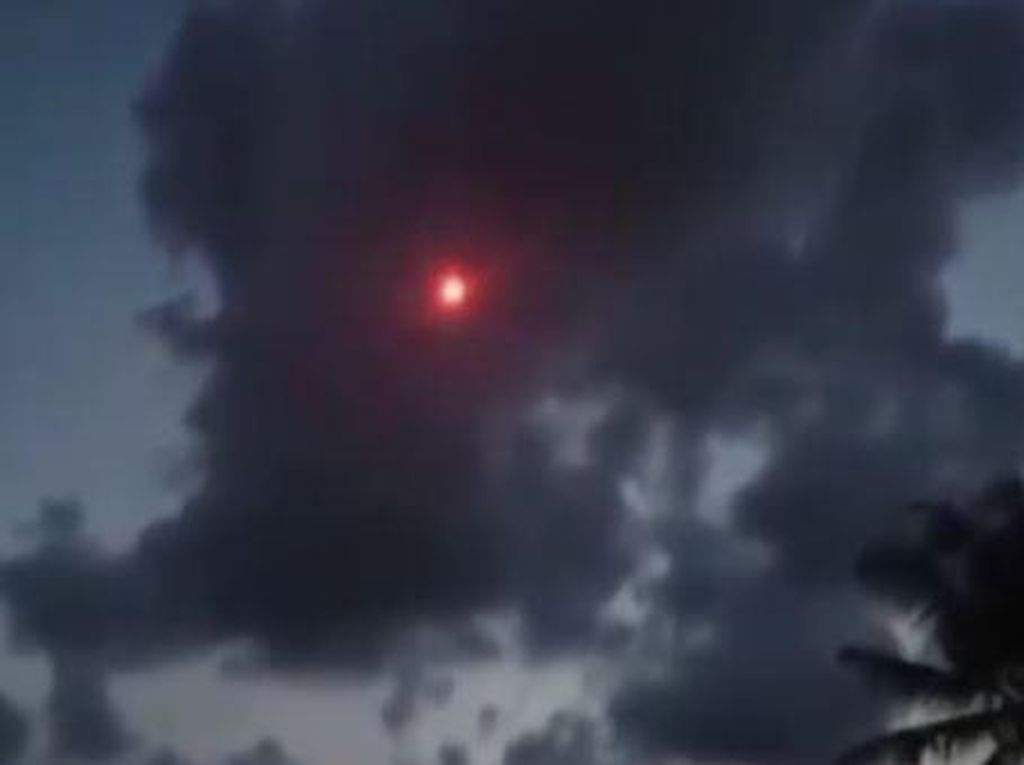 Misteri Benda Bercahaya Merah di Langit Serambi Mekah Misteri Benda Bercahaya Merah di Langit Serambi Mekah