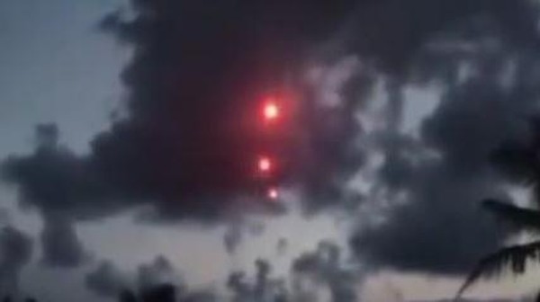 Screenshot benda merah jatuh dari langit (dok. Istimewa) Screenshot benda merah jatuh dari langit (dok. Istimewa)