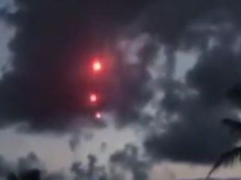 Geger Benda Asing di Langit Lampung Ternyata Puing Antariksa China Geger Benda Asing di Langit Lampung Ternyata Puing Antariksa China