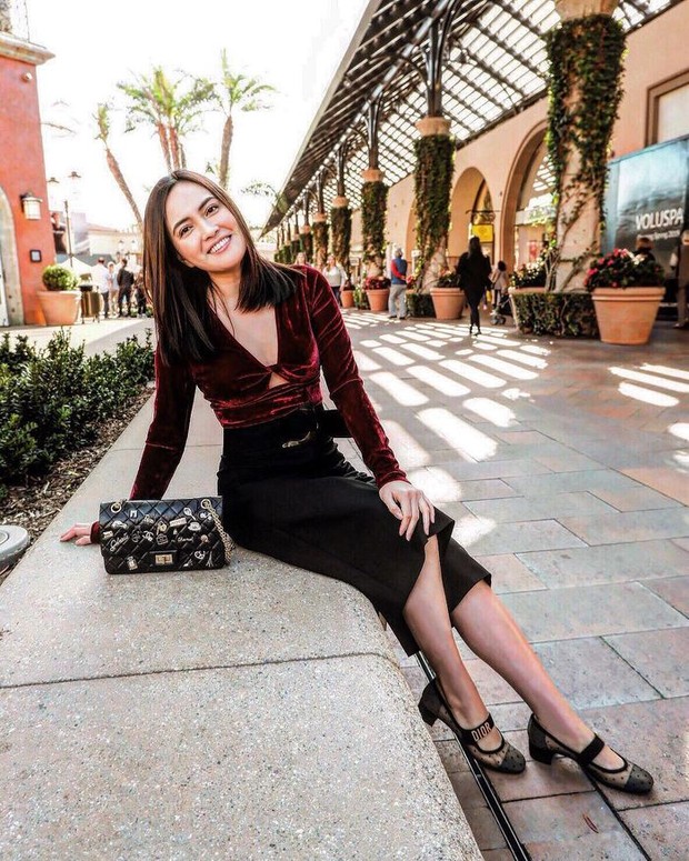 Shandy Aulia dengan Tas Chanel Hitam