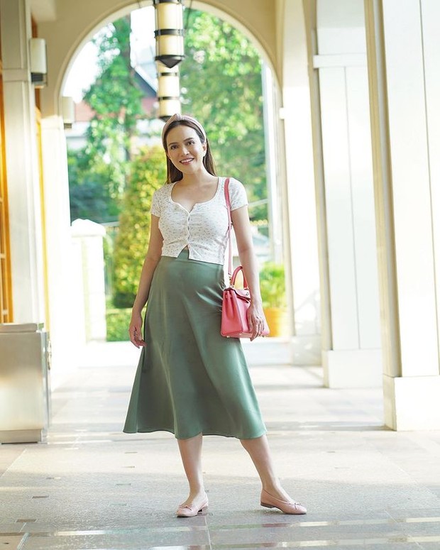 Shandy Aulia dengan Tas Hermès Warna Pink