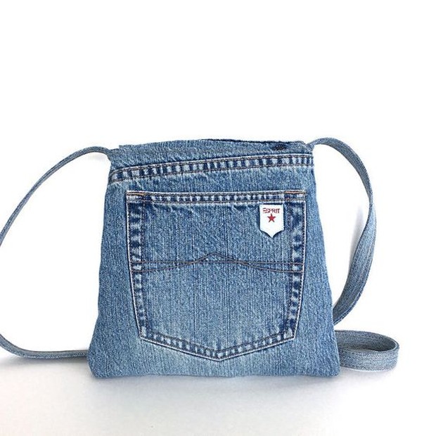 Nggak perlu mahal untuk memiliki sling bag. Kamu bisa membuatnya sendiri dari celana jeans yang sudah tidak terpakai.