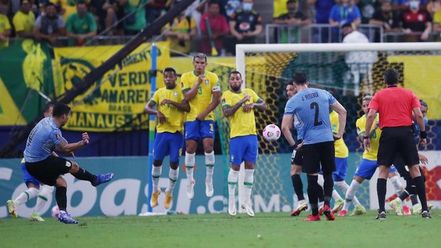 Soccer Football - World Cup - South American Qualifiers - Brazil v Uruguay - Arena da Amazonia, Manaus, Brazil- October 14, 2021 Uruguay's Luis Suarez scores their first goal REUTERS/Ricardo Moraes