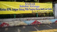Menyebar Spanduk-Karangan Bunga Tangkap Harun Masiku