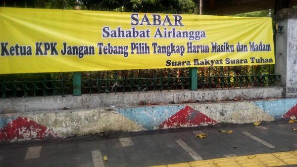 Menyebar Spanduk-Karangan Bunga Tangkap Harun Masiku