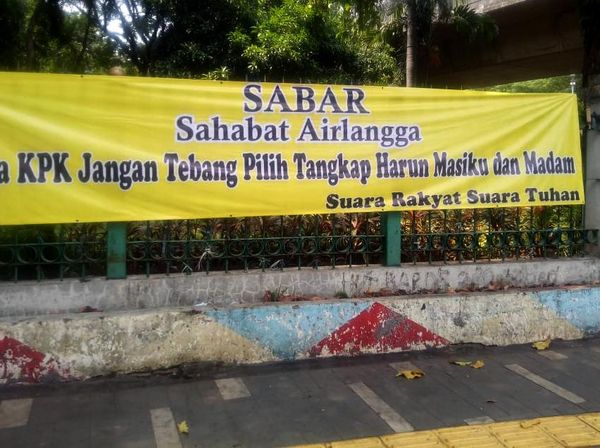 Menyebar Spanduk-Karangan Bunga Tangkap Harun Masiku