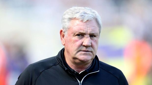 NEWCASTLE UPON TYNE, ENGLAND - AUGUST 28: Steve Bruce, Manager of Newcastle United looks on  during the Premier League match between Newcastle United  and  Southampton at St. James Park on August 28, 2021 in Newcastle upon Tyne, England. (Photo by George Wood/Getty Images)