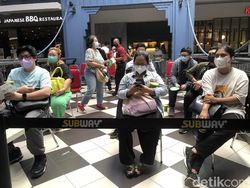 Mati-matian Petugas Ingatkan Pengunjung Subway Soal Prokes-Tak Berkerumun