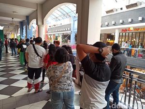 Netizen Soroti Kerumunan Antrean Subway: Kemarin McD Ditutup! Netizen Soroti Kerumunan Antrean Subway: Kemarin McD Ditutup!