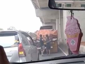 2 Bajing Loncat yang Curi Besi dari Truk di Cakung Ditangkap Polisi 2 Bajing Loncat yang Curi Besi dari Truk di Cakung Ditangkap Polisi