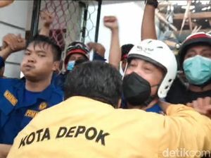Warga Peluk Tim Damkar Depok yang Selamatkan Siswi Tertimpa Crane